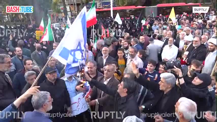  Жители иранского Тебриза сожгли и истоптали флаги Израиля и США, протестуя против бомбардировки больницы Аль-Ахли