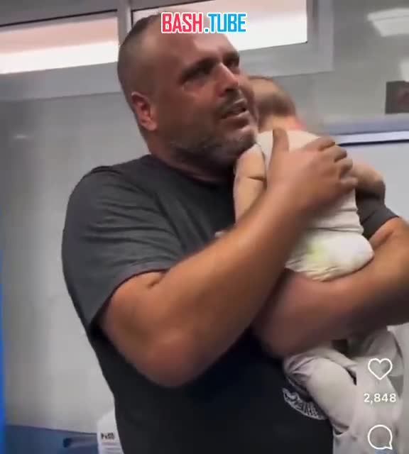  Отец со слезами на глазах прощается со своей маленькой дочерью, которая погибла в результате атак израильских ВВС