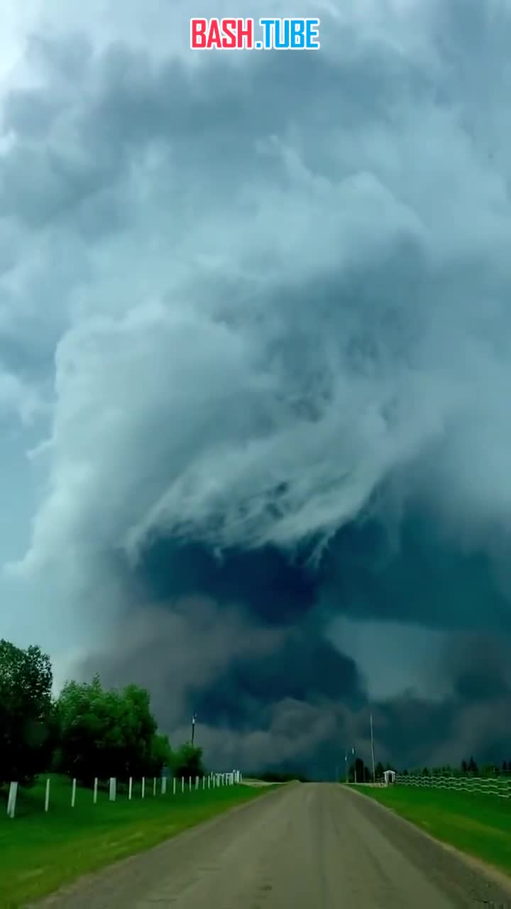  Кадры огромного торнадо, прошедшего по городу Дидсбери (Канада)
