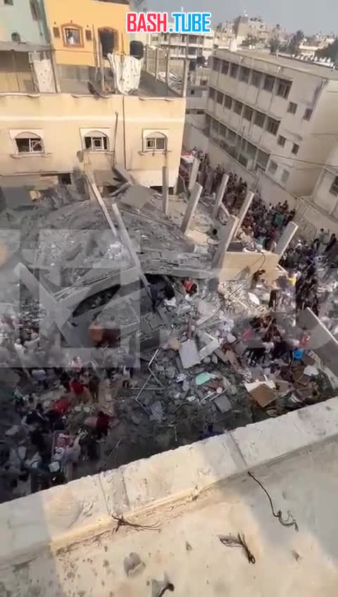  Жители сектора Газа вышли разбирать завалы, которые остались от зданий после ударов со стороны израильской армии