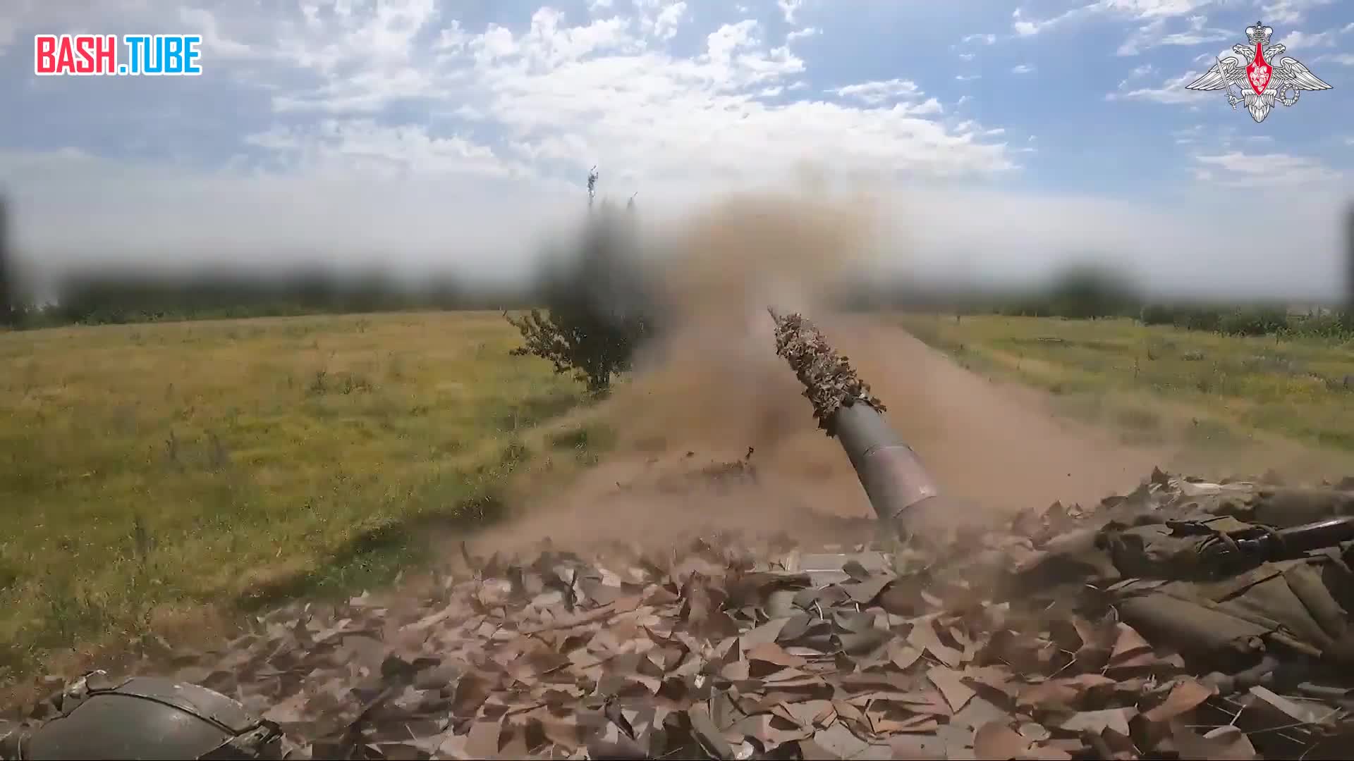 ⁣ Танки Т-72Б3 прямой наводкой уничтожают врага на Купянском направлении