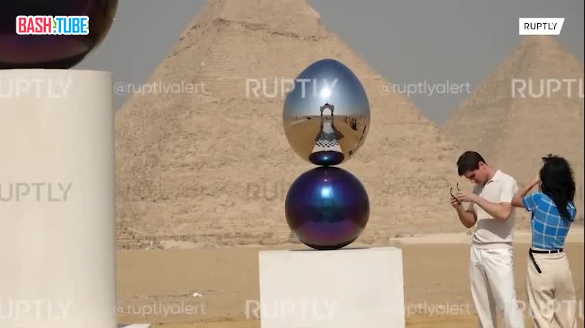  Столкновение цивилизаций: выставка современного искусства открылась у подножья древних пирамид Гизы в Египте
