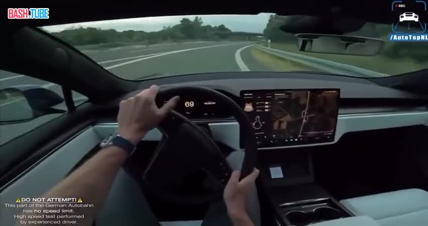 ⁣ Блогер разогнал Tesla Model S Plaid до 328 км/ч