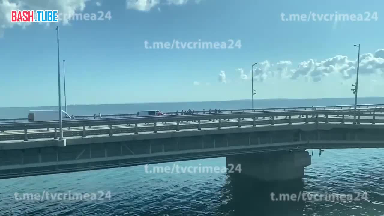 ⁣ Поврежденная часть Крымского моста, кадры сняты пассажирами из вагона поезда