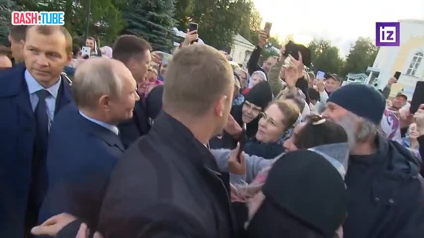  Владимир Путин остановил свой кортеж и вышел к людям у Дивеевского женского монастыря