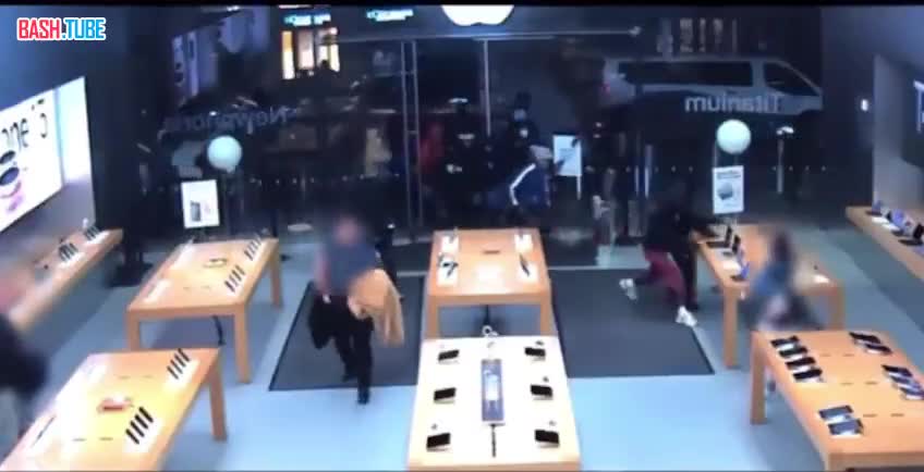 ⁣ В Филадельфии продолжаются грабежи магазинов: люди ворвались в здание Apple Store