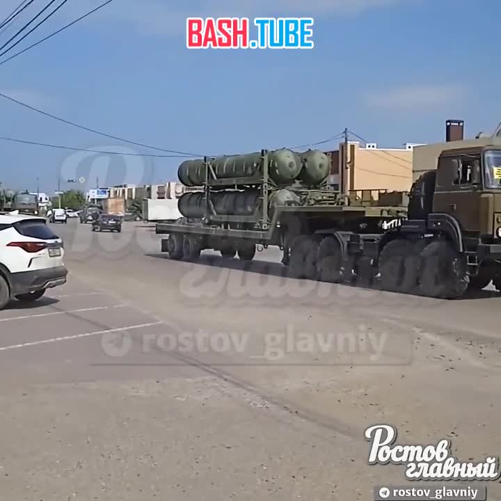  Транспортные машины 5Т58Е с зенитными ракетами и заряжающая машина 22Т6Е2 из состава ЗРС С-400 проследовали через Батайск ...