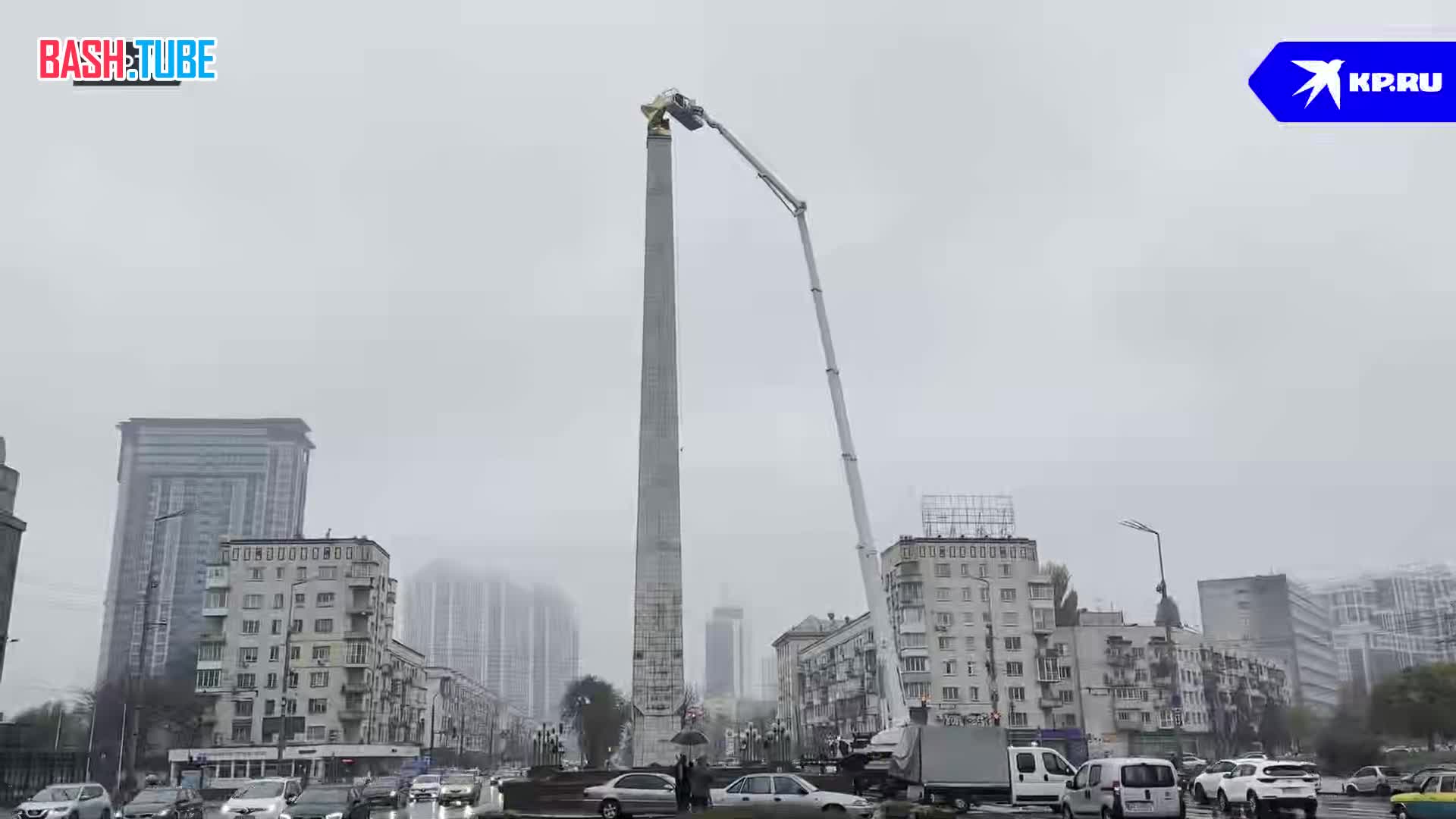 ⁣ В Киеве демонтировали советскую звезду со стелы в честь 60-летия победы над Германией