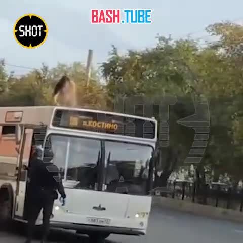 ⁣ Голый перформанс со шпагатами устроила на автобусе «воздушная гимнастка» под веществами в Кирове