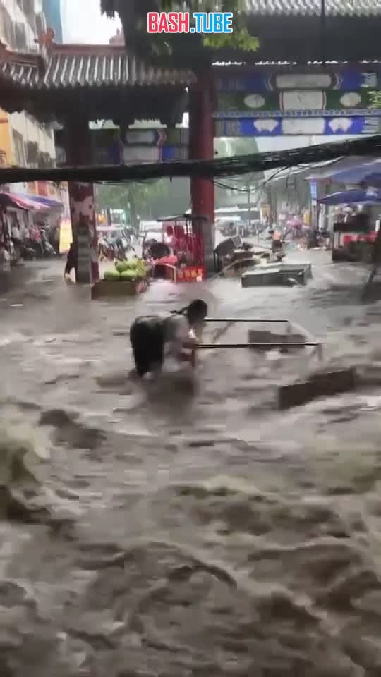 ⁣ Обстановка в китайском Шанхае, куда добрался тайфун «Хайкуи»