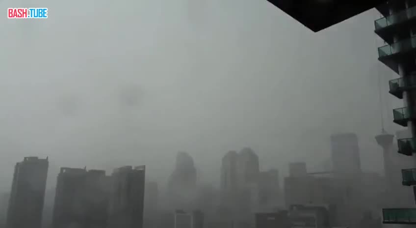  Молнии бьют в небоскрёбы Калгари (Канада)