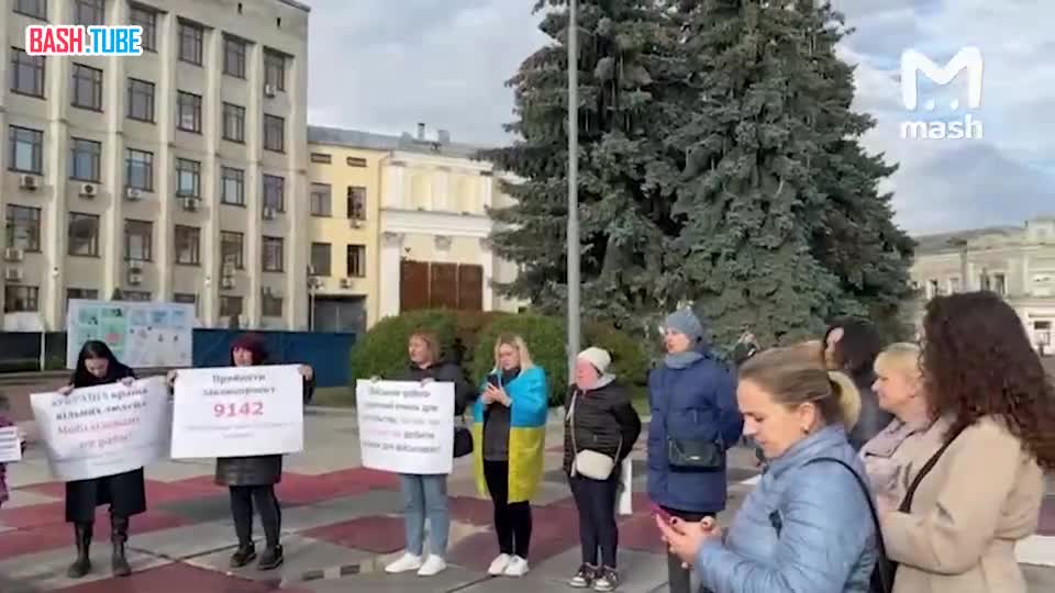 ⁣ В Киеве и ещё 13 городах Украины массовые митинги жён и родственников военнослужащих ВСУ