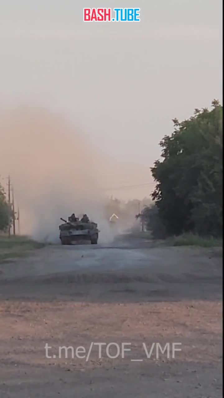  Российские танкисты постепенно забирают брошенную и подбитую технику ВСУ в Запорожской области