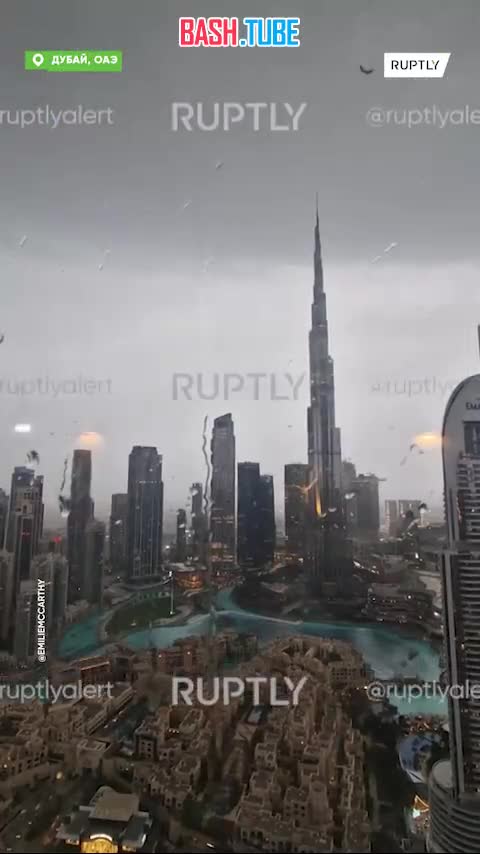 ⁣ Во время сильной грозы в Дубае молния ударила в небоскреб Бурдж-Халифа