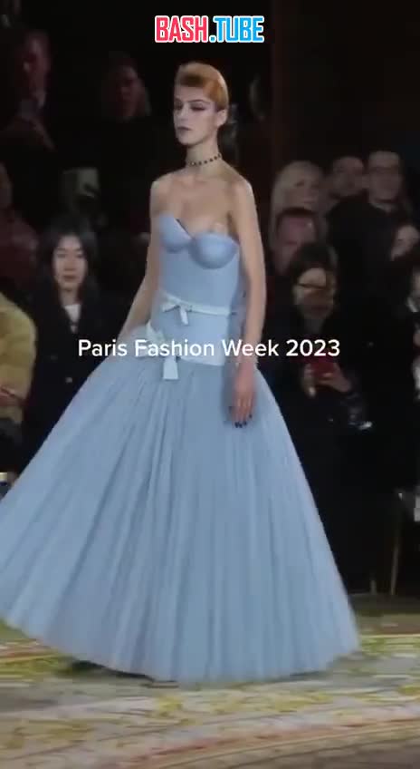  В Париже свой подход к ношению платьев