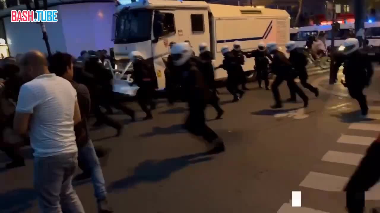  В Париже полиция спецсредствами разгоняет пропалестинскую акцию