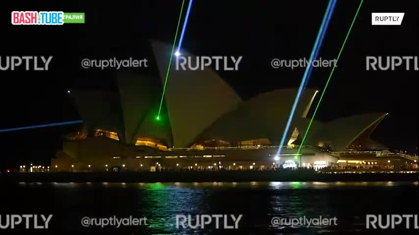  Лазерное шоу, устроенное в честь 50-летия Сиднейского оперного театра, вызвало восторг у жителей города