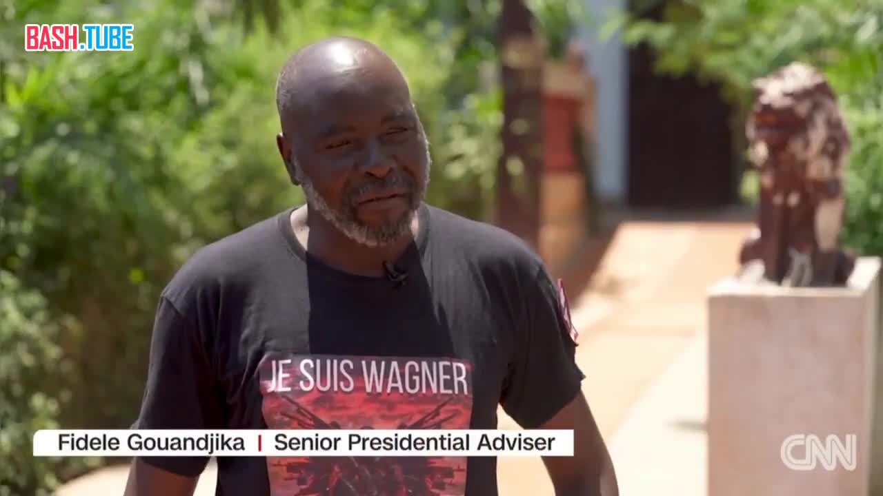  Советник президента ЦАР Фидель Гуанджика в футболке «Я есть Вагнер» дал интервью Клариссе Уорд с телеканала «CNN»
