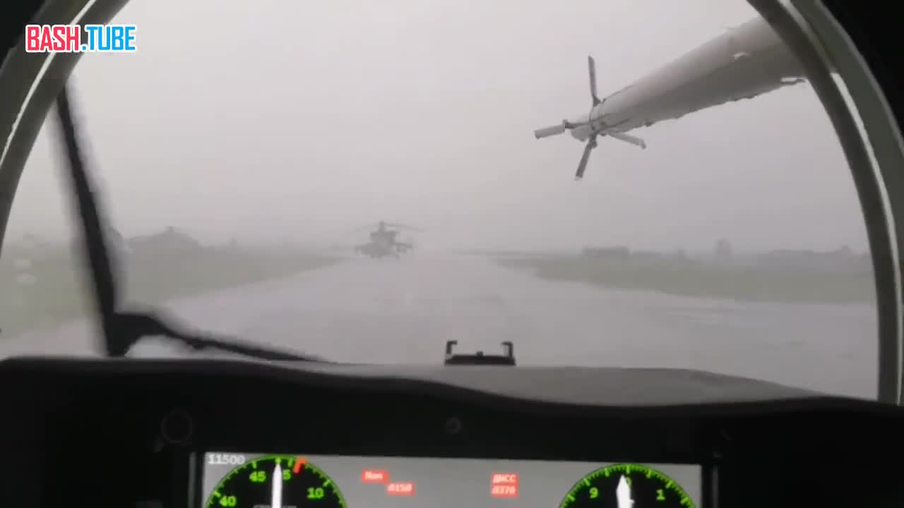 ⁣ Парковка боевого Ми-35М ВКС в плохую погоду