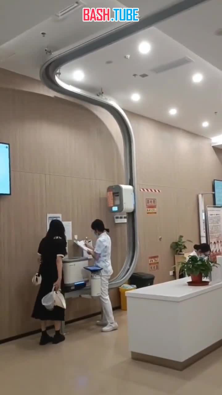 ⁣ Специальная автоматическая система в китайском госпитале, которая собирает лекарства и доставляет их пациентам
