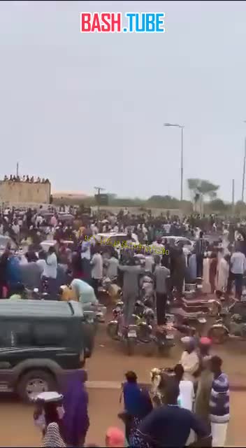  Собравшиеся у французской военной базы жители Нигера требуют, чтобы французы ушли из страны
