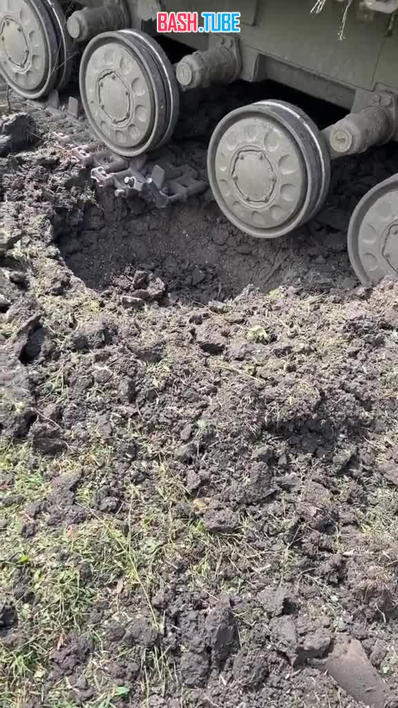 ⁣ Подорвавшийся на мине тяжёлый многоцелевой гусеничный транспортёр-тягач МТ-Т украинской армии