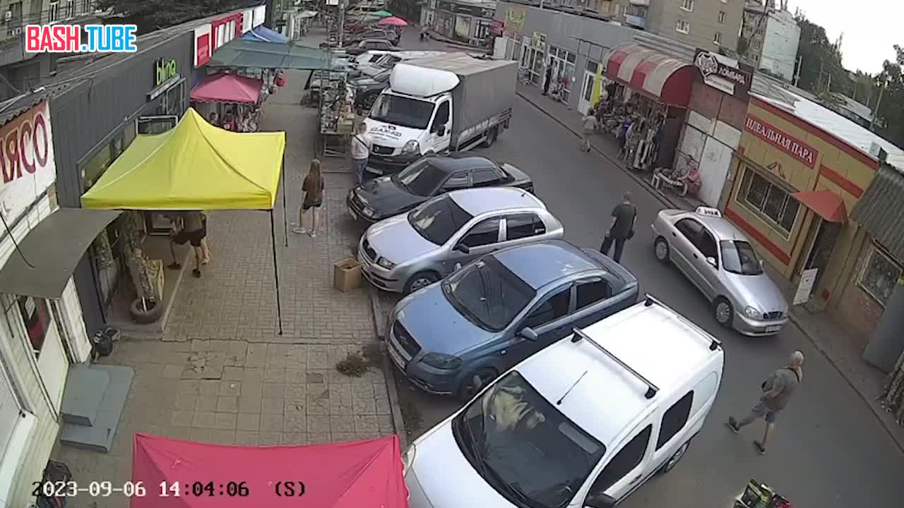  Момент прилёта на рынок в Константиновке Донецкой области (под контролем Украины)