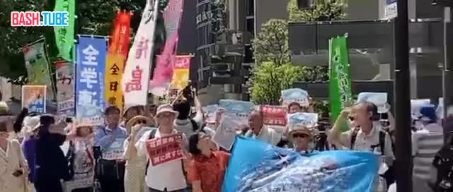  У штаб-квартиры оператора АЭС «Фукусима» - компании ТЕРСО - состоялась акция протеста
