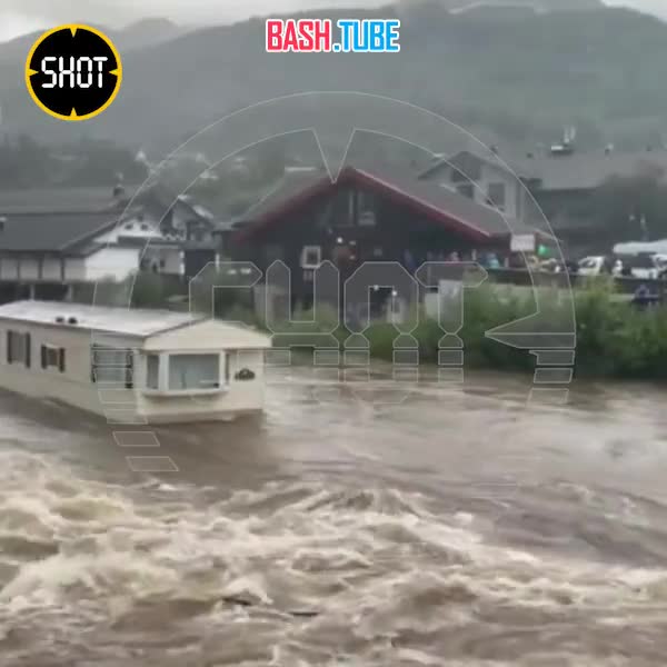  Жилой дом уплыл по реке и врезался в мост после мощного потопа в Норвегии