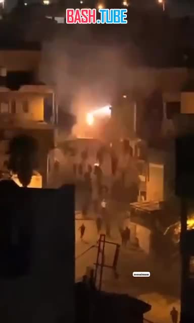 ⁣ По всему Восточному Иерусалиму палестинцы бросают бутылки с зажигательной смесью в машины израильской полиции