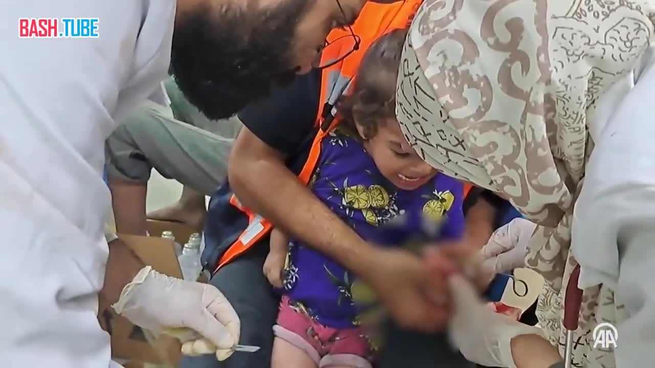 ⁣ Детей, раненых в результате нападения Израиля на лагерь Джабалия, оперируют без анестезии из-за нехватки медикаментов