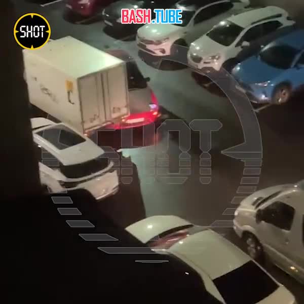 ⁣ Пьяный водитель «мицубиси» протаранил несколько автомобилей во дворе ЖК «Отрада» на северо-западе Москвы