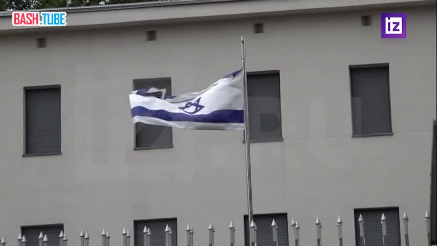  Израильский флаг у посольства страны в Москве приспущен, люди несут цветы к зданию
