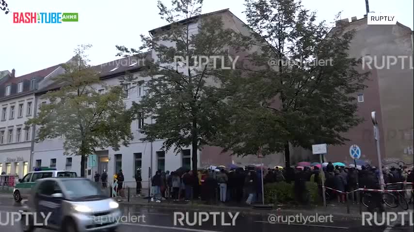⁣ Еврейская община Берлина провела пикет у синагоги, которая ранее подверглась нападению