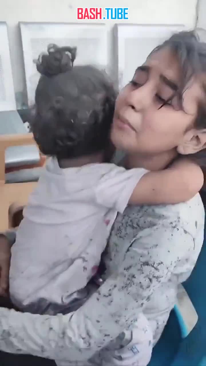 ⁣ Маленькая девочка ищет свою мать, которая пропала после авиаудара Израиля по сектору Газа