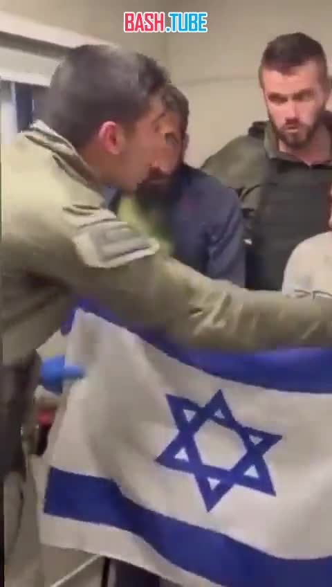 ⁣ Солдаты ЦАХАЛ заставляют захваченных палестинцев держать флаг Израиля и скандировать лозунг «Многие лета Израилю»