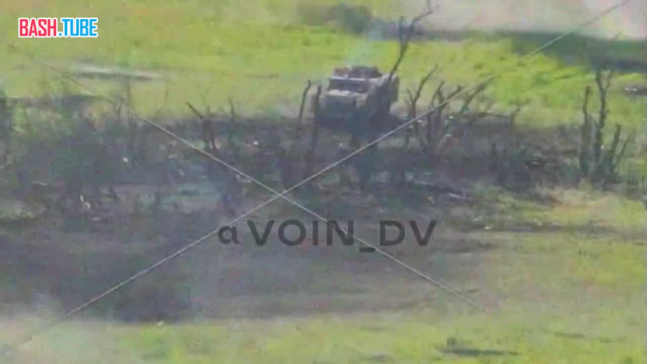⁣ Гвардейцы из 14-й бригады спецназа добивают подбитый MRAP Mastiff ВСУ