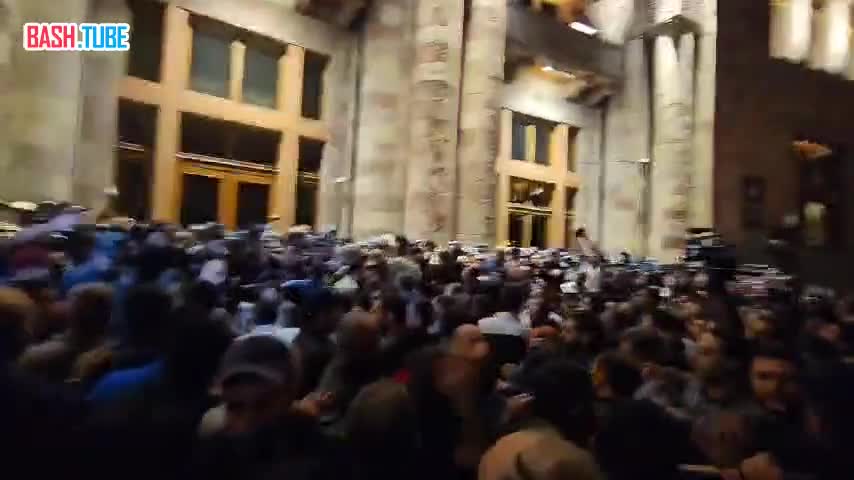  Легкие волнения у входа в здание правительства Армении в Ереване