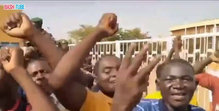  Демонстранты в столице Нигера, выражают поддержку пришедшим к власти военным