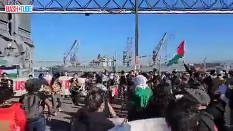 ⁣ Демонстрация в поддержку Палестины проходит в порту Окленда перед американским кораблем