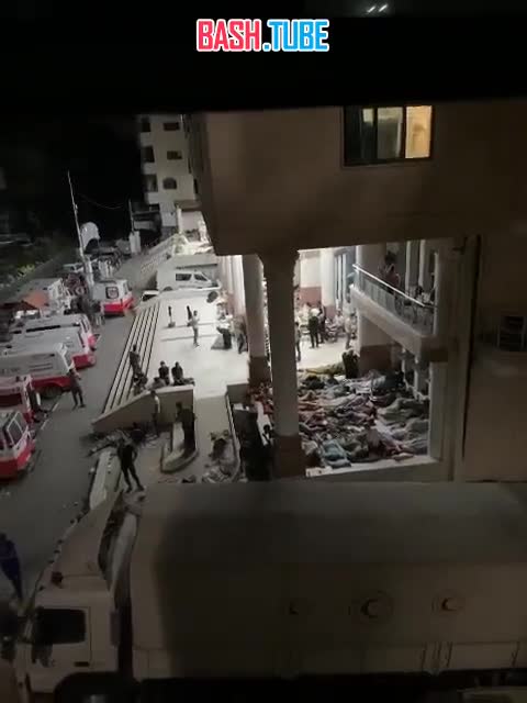  Мирные жители лежат на земле перед больницей Аль-Кудс в секторе Газа