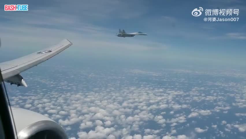 ⁣ Истребитель Су-35 ВВС НОАК перехватил у острова Хайнань патрульного противолодочного самолёта Boeing P-8 Poseidon