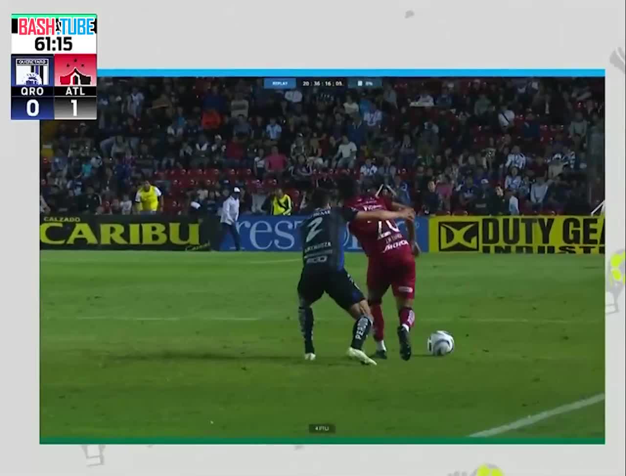  Мексиканский футболист Омар Мендоза сделал своеобразный «подкат» сзади и получил красную карточку