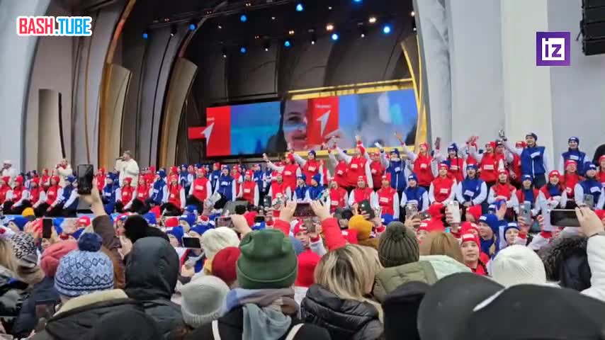 ⁣ Посетители выставки «Россия» на ВДНХ исполняют музыкальные композиции совместно с хором детей у сцены возле первого павильона