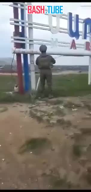  Азербайджанские военные устанавливают флаг Азербайджана на въезде в Агдере