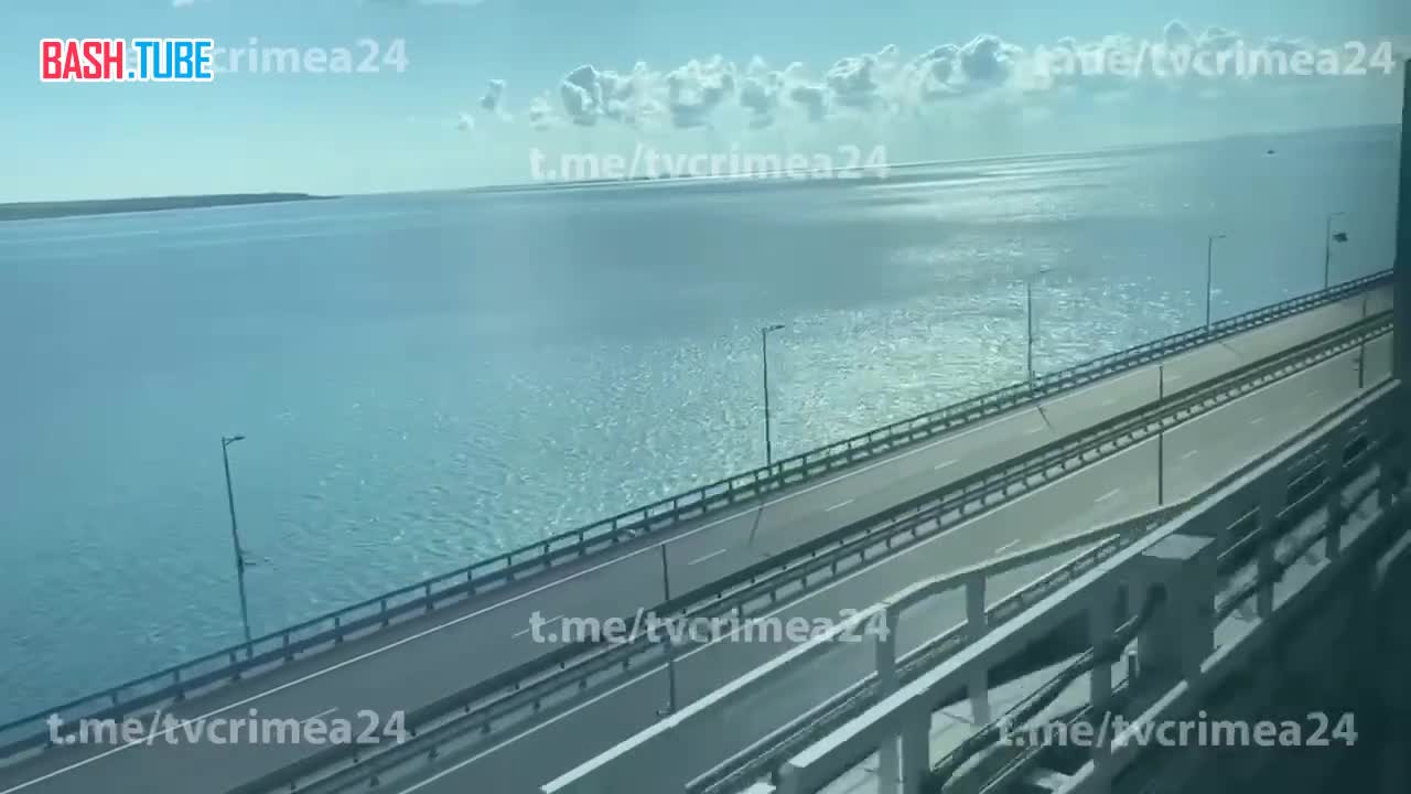 ⁣ Видео первого поезда, который идет по Крымскому мосту после ночного подрыва