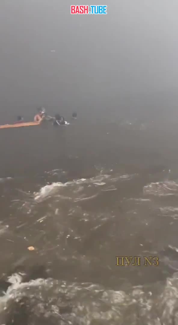 ⁣ Между водой и огнем: Люди пытаются спастись в океане во время пожаров на Гавайях