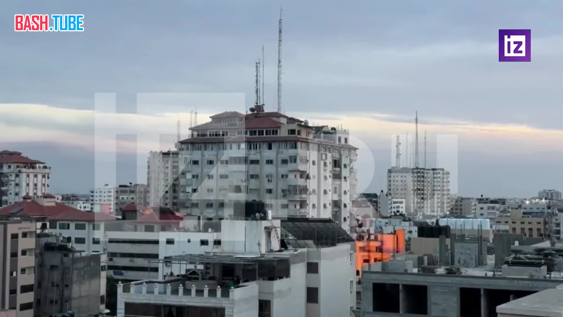  Момент авиаудара по многоэтажному зданию в секторе Газа