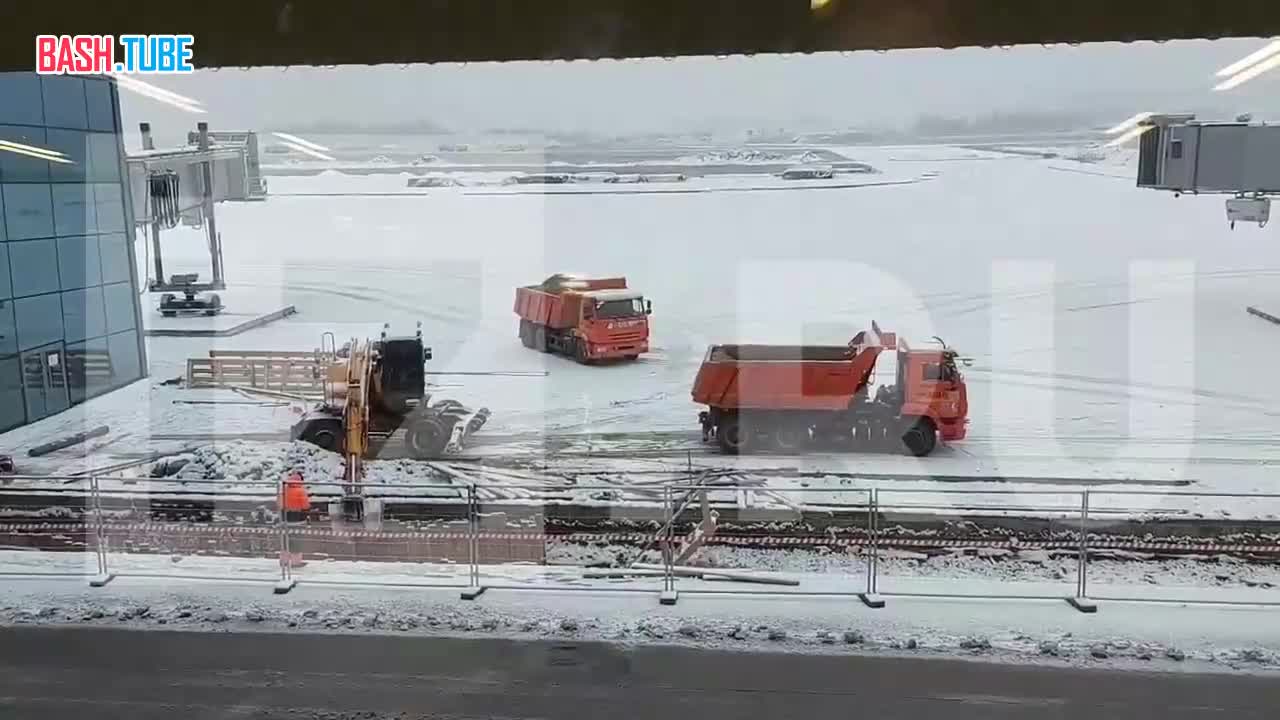 ⁣ Кадры с аэродрома Большое Савино в Перми, где самолет выкатился за пределы взлетно-посадочной полосы