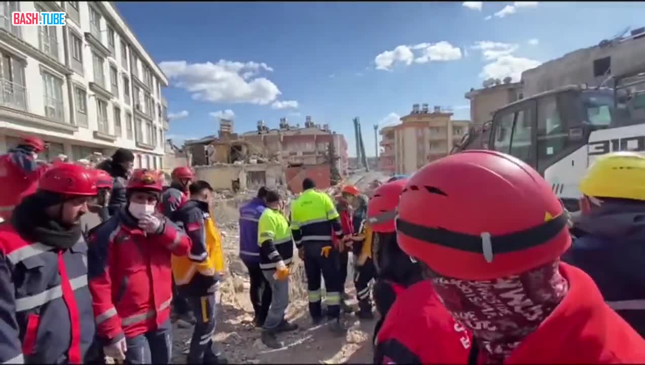 ⁣ Спустя 227 часов после землетрясения, из-под завалов достали 74-летнюю женщину